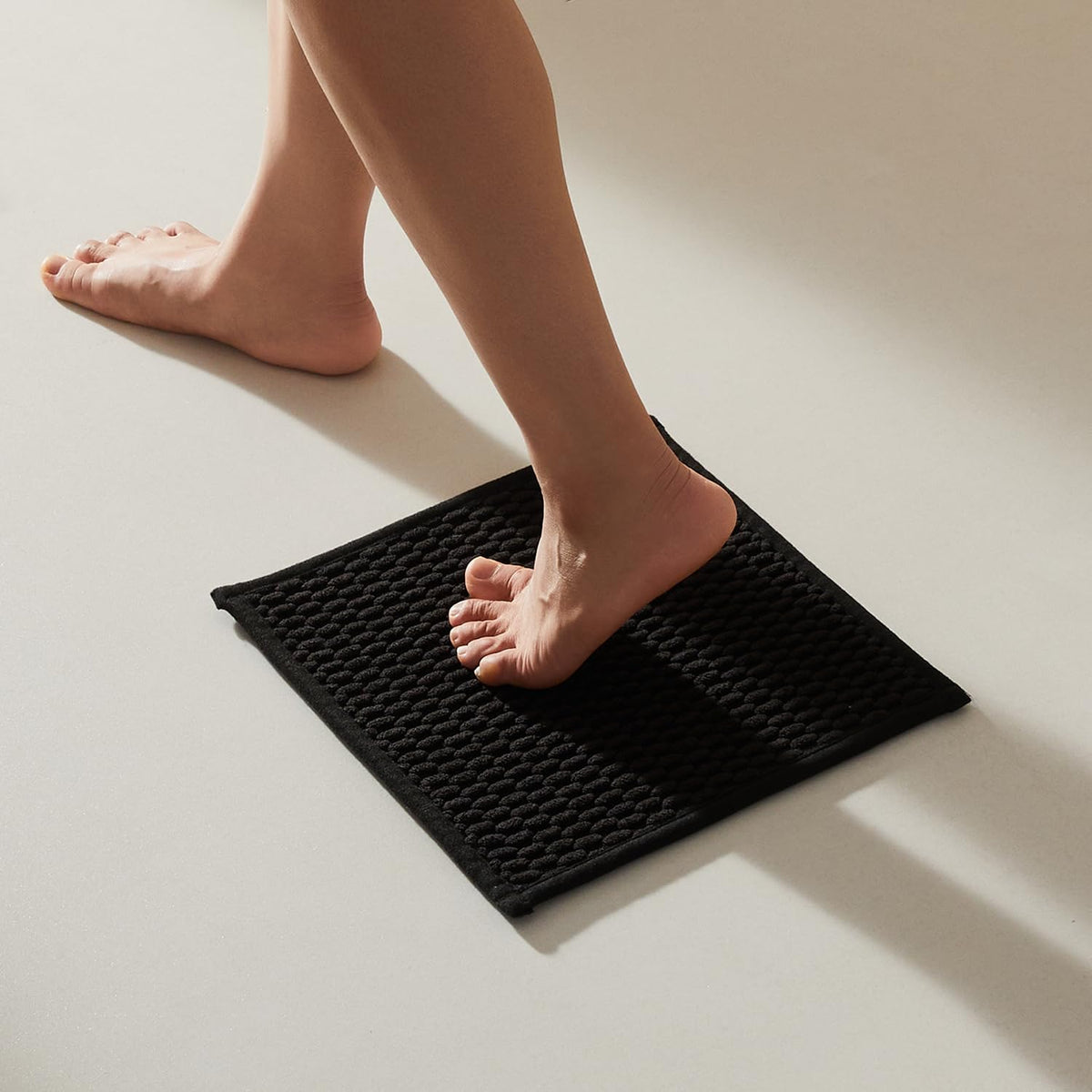 TYUU Bathroom Rugs Non Slip Washable, Super Absorbent Thin Bath Mat Small Quick Dry Low Pile Bathroom Rug, Light Grey 16"x24"