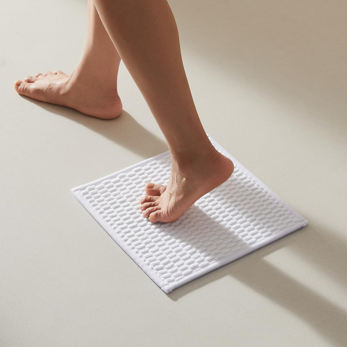 TYUU Bathroom Rugs Non Slip Washable, Super Absorbent Thin Bath Mat Small Quick Dry Low Pile Bathroom Rug, Light Grey 16"x24"