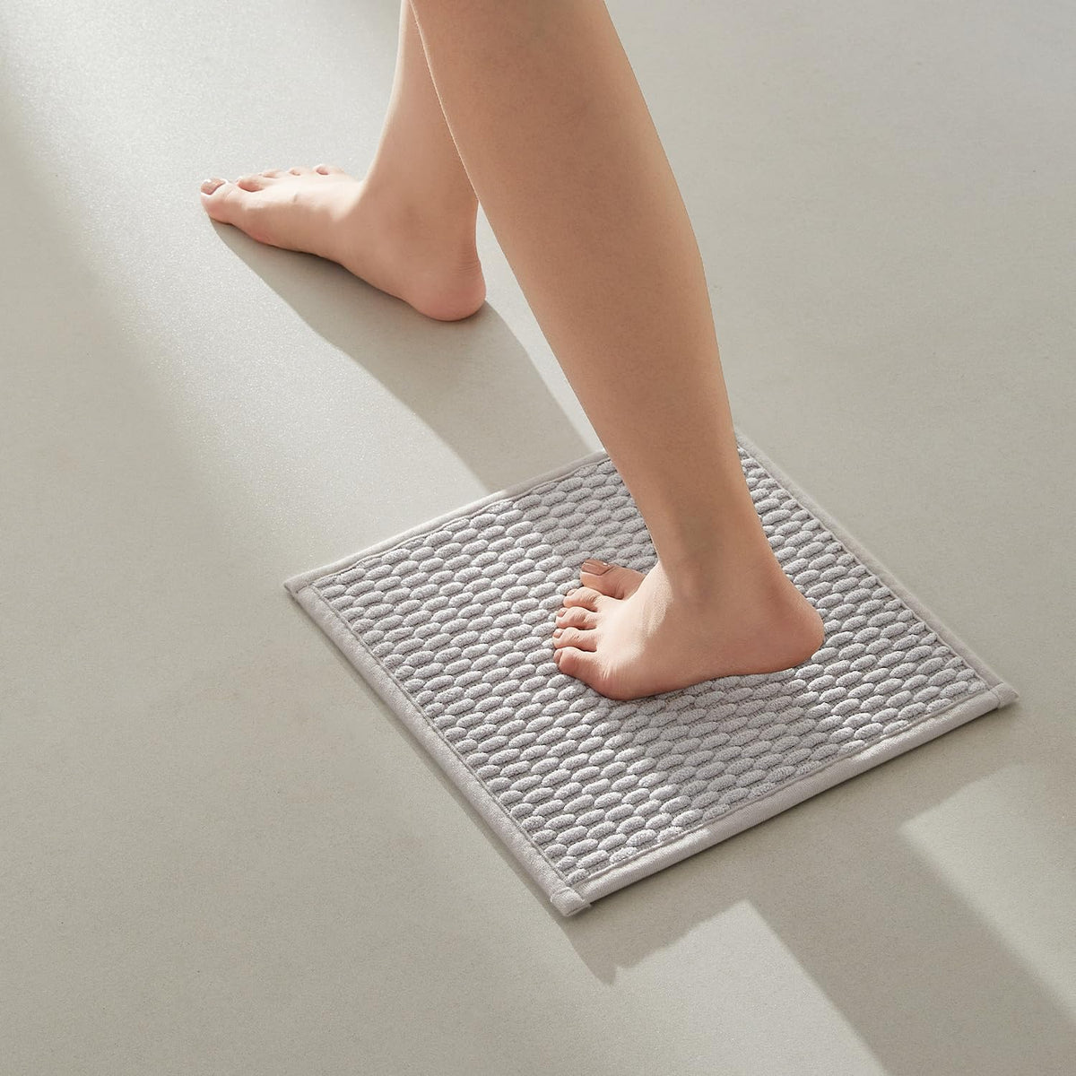 TYUU Bathroom Rugs Non Slip Washable, Super Absorbent Thin Bath Mat Small Quick Dry Low Pile Bathroom Rug, Light Grey 16"x24"