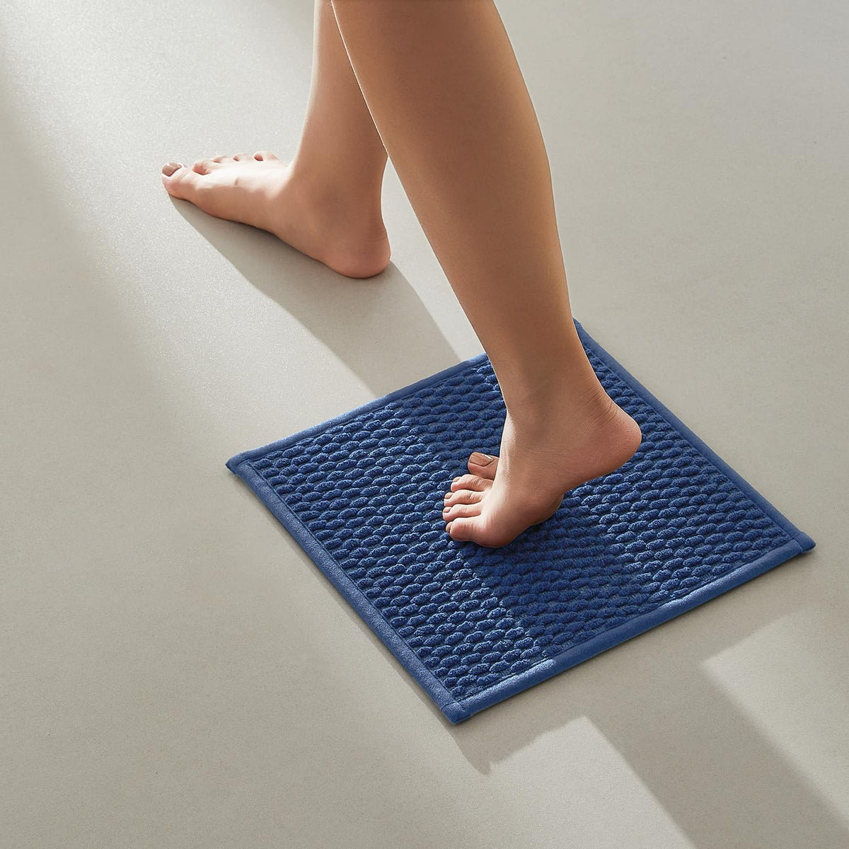 TYUU Bathroom Rugs Non Slip Washable, Super Absorbent Thin Bath Mat Small Quick Dry Low Pile Bathroom Rug, Light Grey 16"x24"