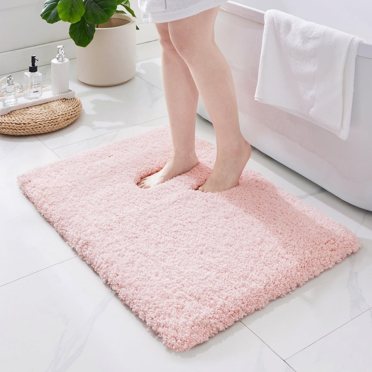 ILANGO Bathroom Rugs 24" × 17", Extra Soft Absorbent Microfiber Bath Rugs