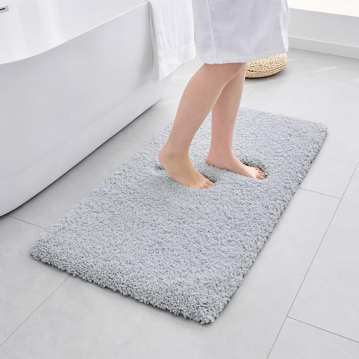 ILANGO Bathroom Rugs 24" × 17", Extra Soft Absorbent Microfiber Bath Rugs