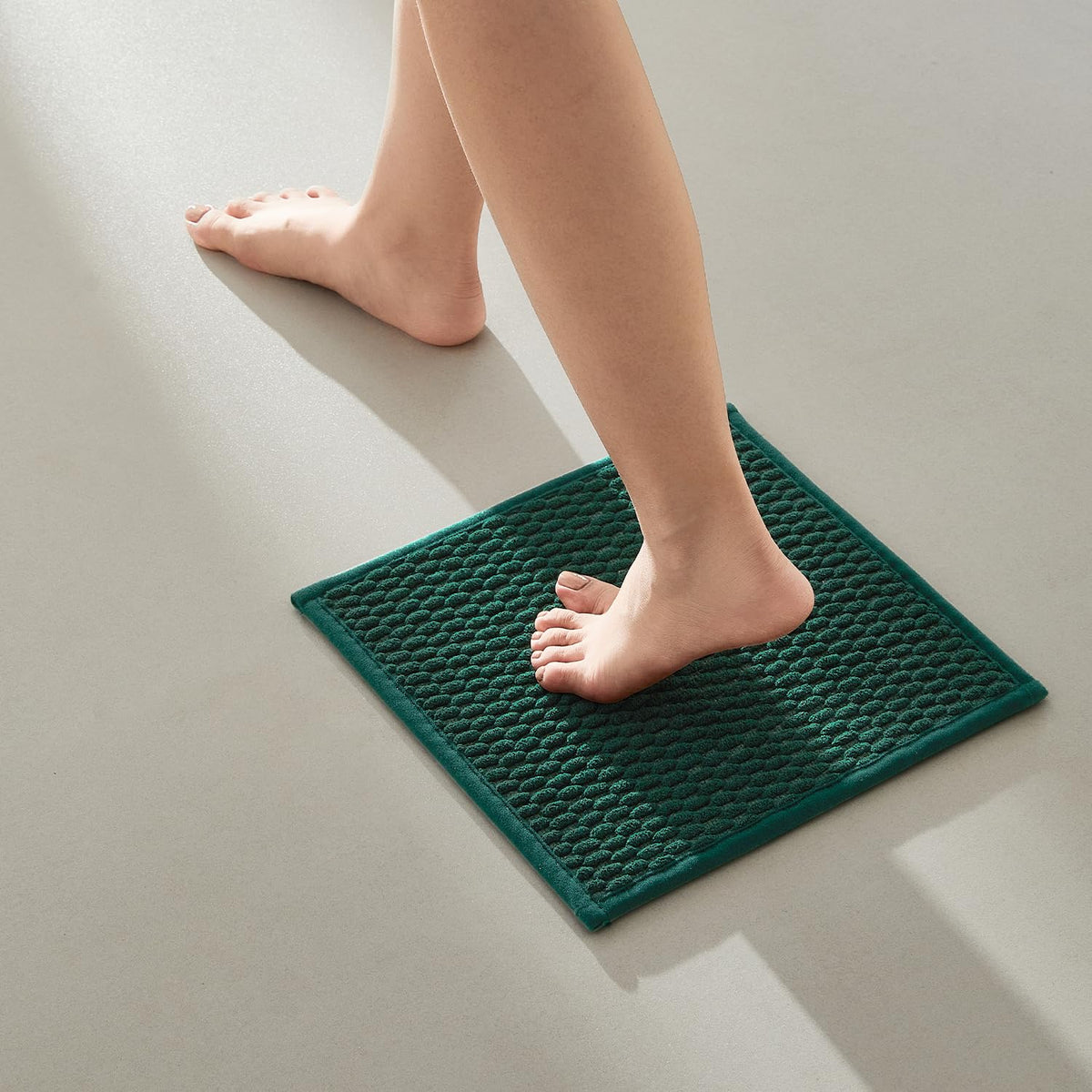 TYUU Bathroom Rugs Non Slip Washable, Super Absorbent Thin Bath Mat Small Quick Dry Low Pile Bathroom Rug, Light Grey 16"x24"