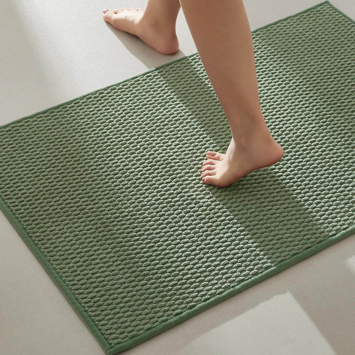 TYUU Bathroom Rugs Non Slip Washable, Super Absorbent Thin Bath Mat Small Quick Dry Low Pile Bathroom Rug, Light Grey 16"x24"