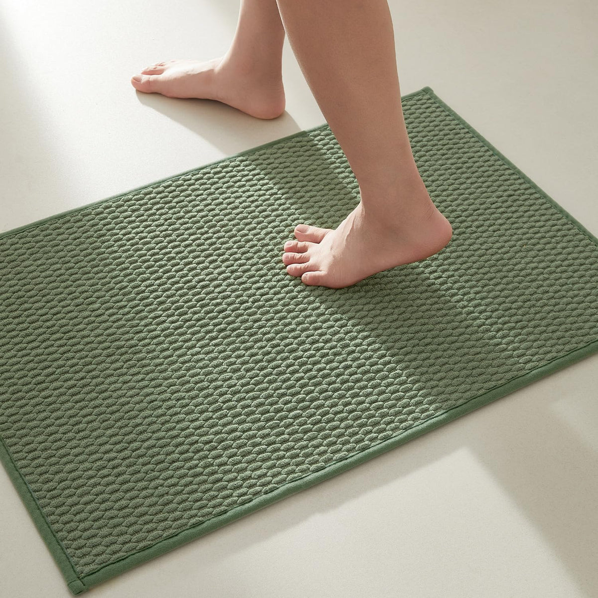 TYUU Bathroom Rugs Non Slip Washable, Super Absorbent Thin Bath Mat Small Quick Dry Low Pile Bathroom Rug, Light Grey 16"x24"