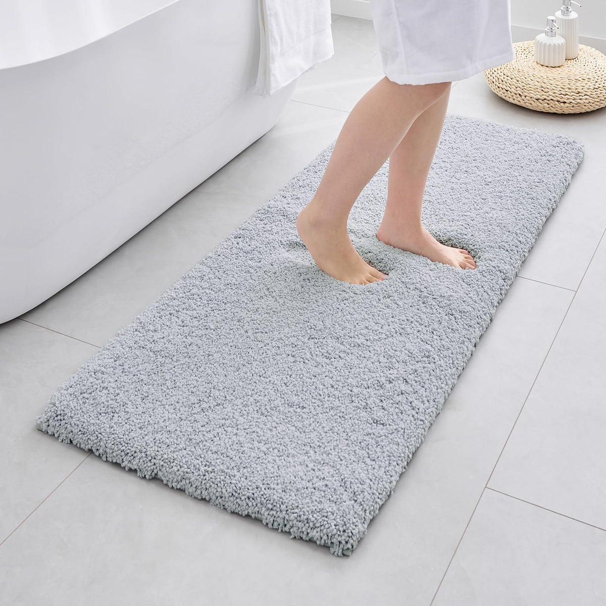 ILANGO Bathroom Rugs 24" × 17", Extra Soft Absorbent Microfiber Bath Rugs