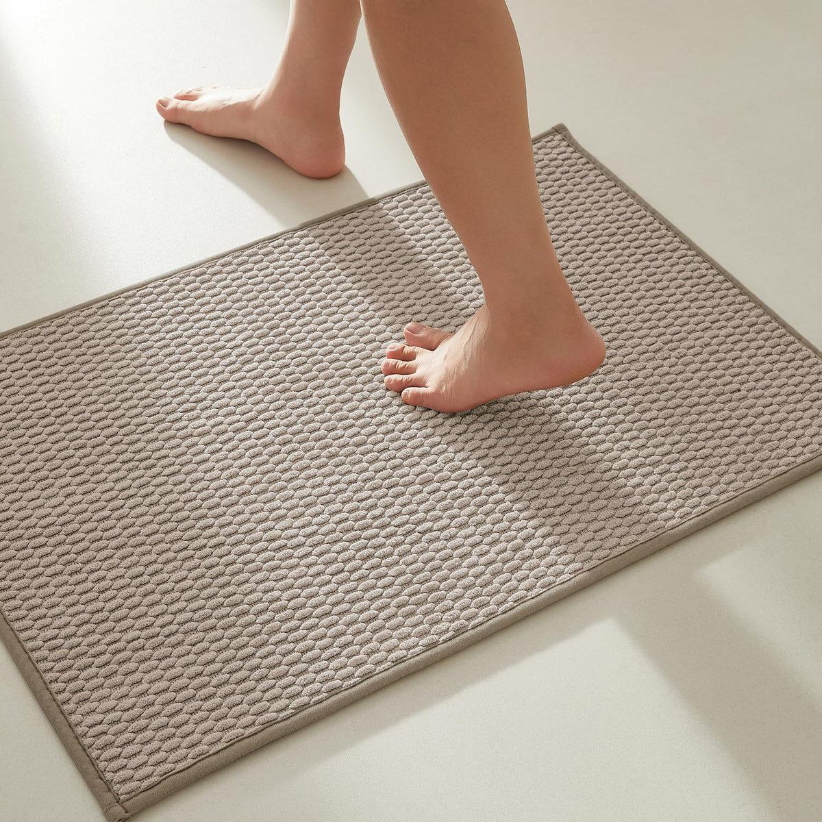 TYUU Bathroom Rugs Non Slip Washable, Super Absorbent Thin Bath Mat Small Quick Dry Low Pile Bathroom Rug, Light Grey 16"x24"