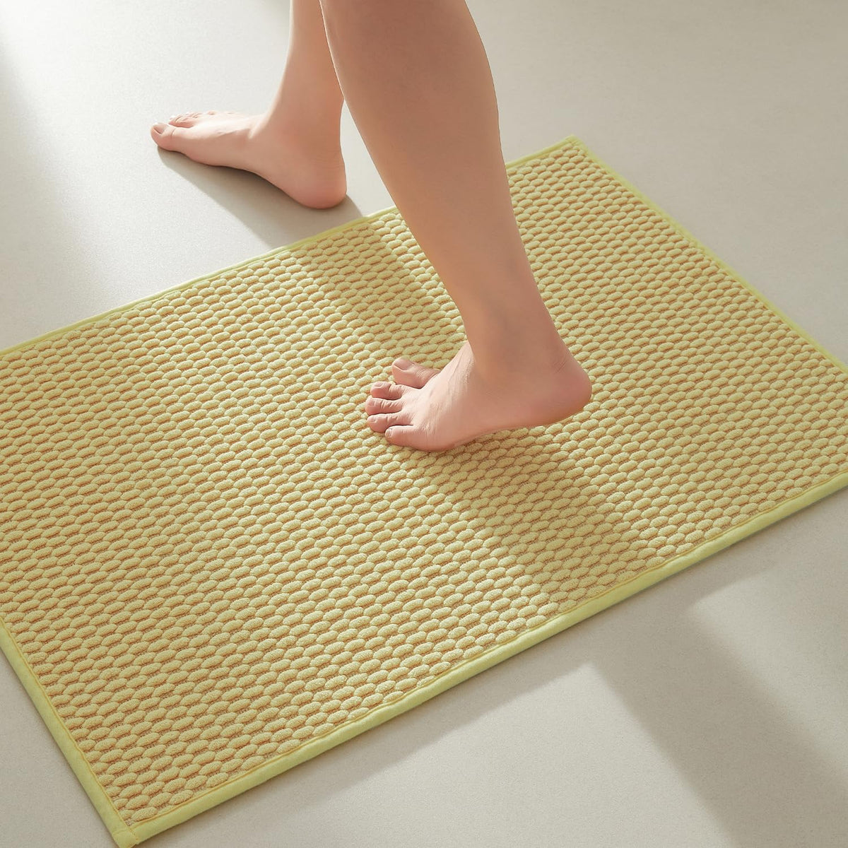 TYUU Bathroom Rugs Non Slip Washable, Super Absorbent Thin Bath Mat Small Quick Dry Low Pile Bathroom Rug, Light Grey 16"x24"