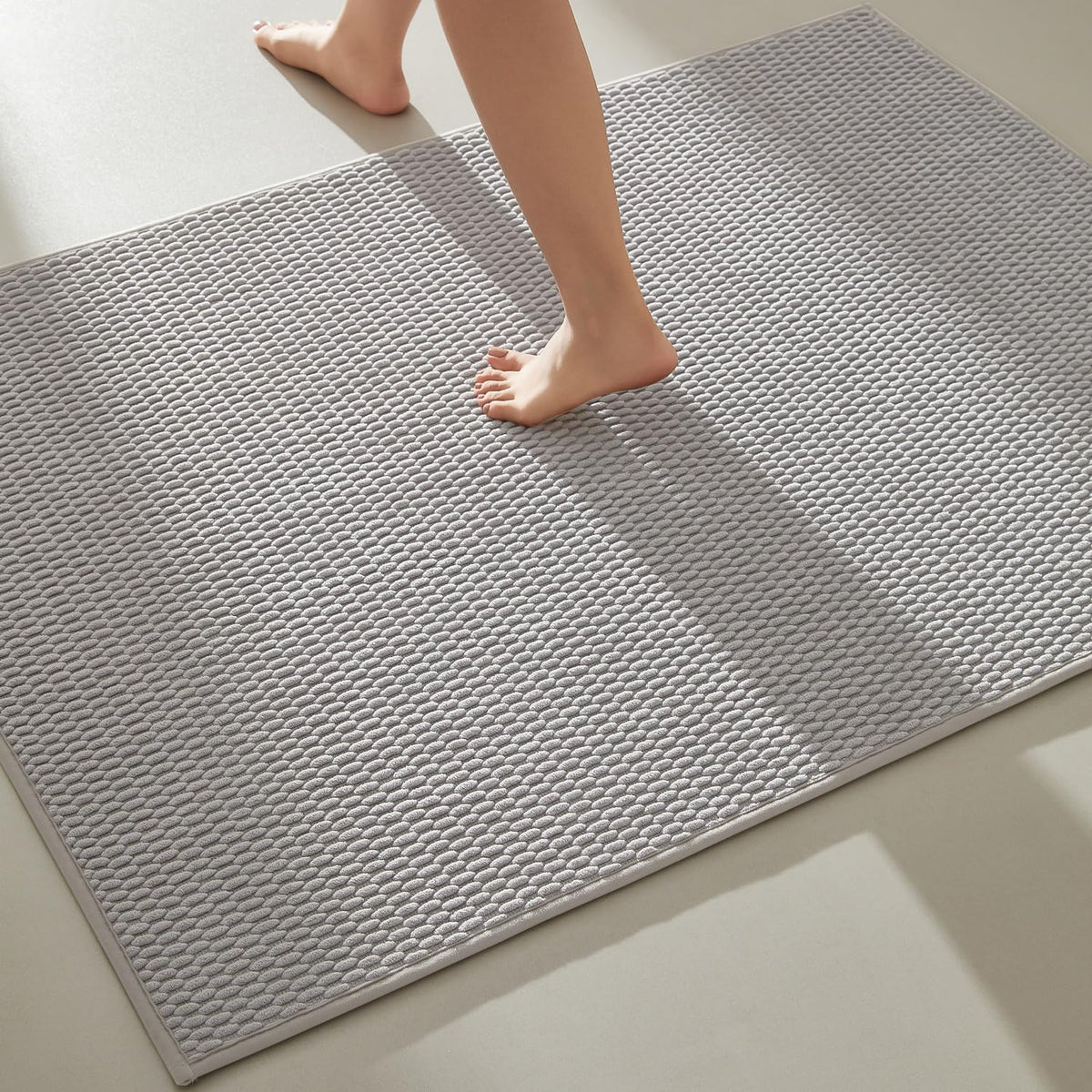 TYUU Bathroom Rugs Non Slip Washable, Super Absorbent Thin Bath Mat Small Quick Dry Low Pile Bathroom Rug, Light Grey 16"x24"