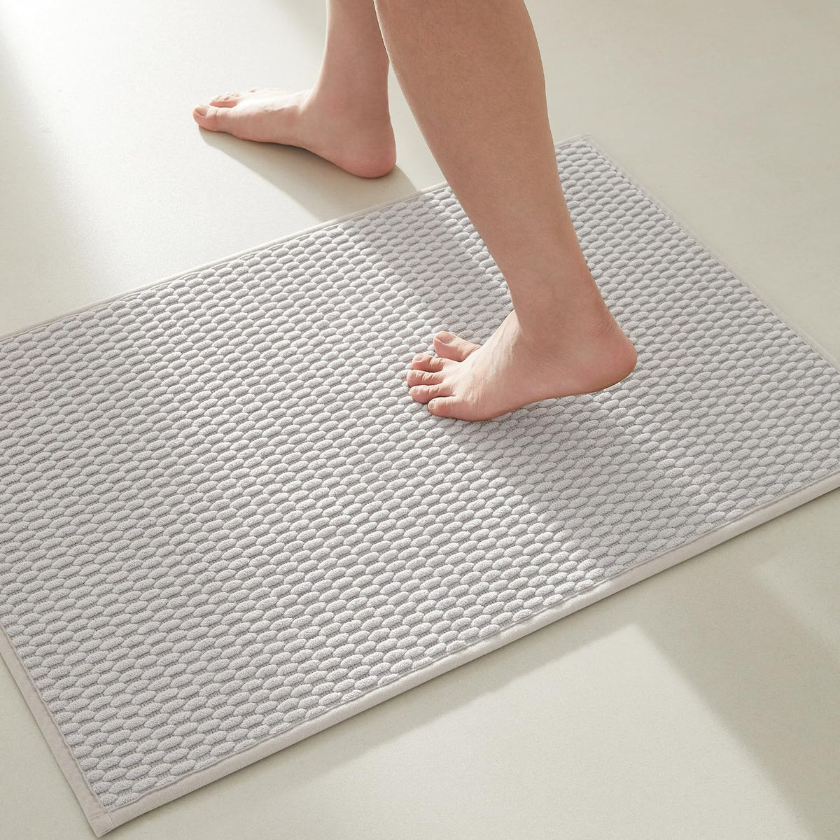 TYUU Bathroom Rugs Non Slip Washable, Super Absorbent Thin Bath Mat Small Quick Dry Low Pile Bathroom Rug, Light Grey 16"x24"